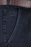 Donkerblauwe jeans met bruine stiksels en een schuine steekzak, met een deel van een riem.