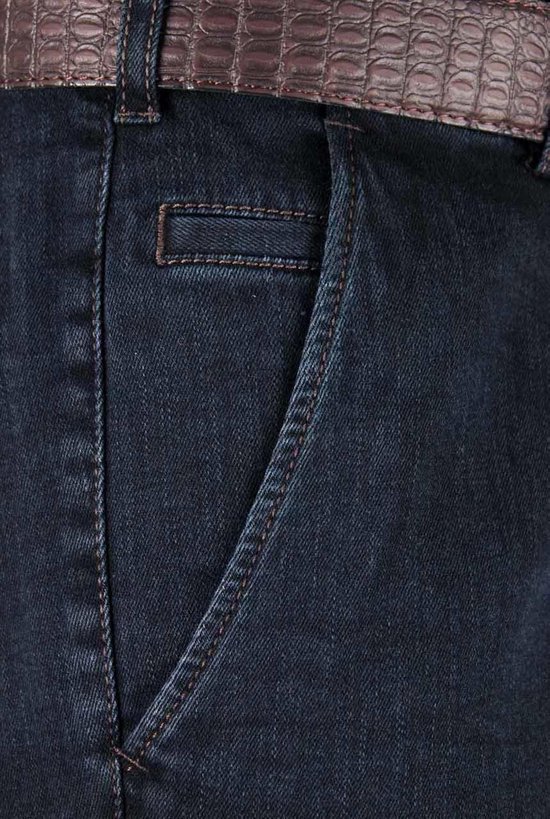 Donkerblauwe jeans met bruine stiksels en een schuine steekzak, met een deel van een riem.