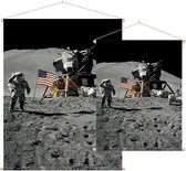 Astronaut salutes beside U.S. flag (maanlanding) - Foto op Textielposter - 90 x 120 cm