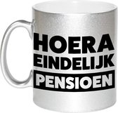 Pensioen mok / beker zilver Hoera eindelijk met pensioen 330 ml