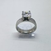 Deze prachtige ring van edelstaal met fonkelend kwaliteit zirkonia van Ø 8 mm het steen is op 4 pootjes gezet en het ring zelf is met streep bewerkt, maat 17.