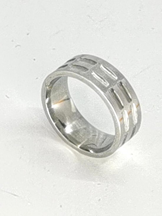 Edelstaal ring met robuurste uitstraling en is aan de buitenkant voorzien van meerdere diepliggende lijnen in maat 22. Deze ring is zowel geschikt voor dame of heer.