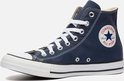Donkerblauwe Converse All Star hoge sneaker met witte veters en zool.
