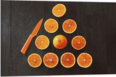 Dibond - Oranje Sinaasappelen en Mes - 90x60cm Foto op Aluminium (Wanddecoratie van metaal)