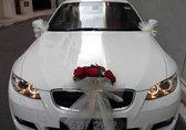 AUTODECO.NL - DIANA Trouwauto Versiering - Bruidsauto Decoratie Rode Rozen met Tule - Bloemstuk op de Motorkap - Autodecoratie Huwelijk