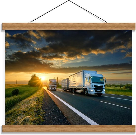 Schoolplaat – Witte Vrachtwagens op Weg - 40x30cm Foto op Textielposter (Wanddecoratie op Schoolplaat)