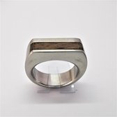 Elegant edelstaal geborsteld ring middenin met bruin hout, deze prachtig zeer chique ring past alle gelegenheid en elke outfit in maat 18.