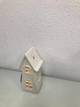 Huisje met licht - wit aardewerk - 20 cm