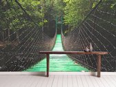 Professioneel Fotobehang Groene hangbrug - groen - Sticky Decoration - fotobehang - decoratie - woonaccesoires - inclusief gratis hobbymesje - 355 cm breed x 240 cm hoog - in 7 verschillende 