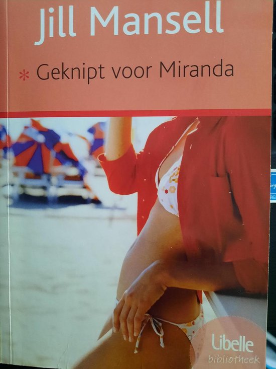 Jill Mansell - Geknipt voor Miranda. Een vrouw met een bikini en een rood vest op het strand. Achtergrond met parasols.