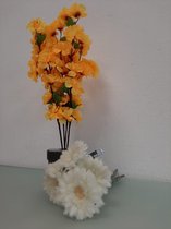 Setje met een bosje kunstbloemen en een kunstplant