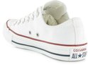 Witte Converse Chuck Taylor All Star lage sneaker met rode en blauwe strepen op de zool.
