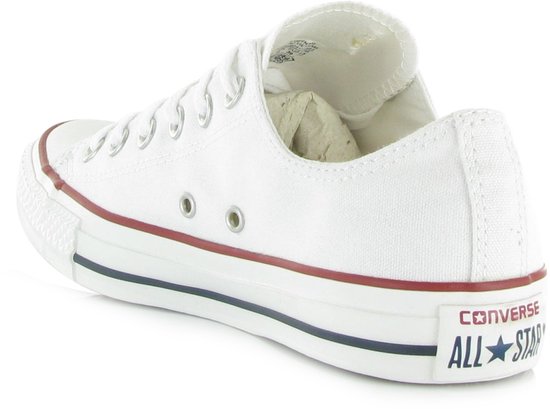 Witte Converse Chuck Taylor All Star lage sneaker met rode en blauwe strepen op de zool.