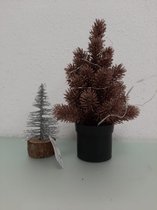 Twee decoratieve kunstkerstboompjes