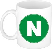Mok / beker met de letter N groene bedrukking voor het maken van een naam / woord of team