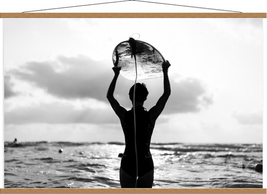 Schoolplaat – Surfer met Plank in de Lucht (zwart/wit) - 120x80cm Foto op Textielposter (Wanddecoratie op Schoolplaat)