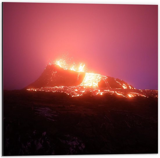 Dibond - Wilde Uitbarsting van Vulkaan - 50x50cm Foto op Aluminium (Met Ophangsysteem)