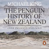Boekcover van "The Penguin History of New Zealand" door Michael King. Met een landschap van glooiende heuvels onder een bewolkte hemel.