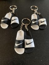 Sleutelhanger Nike - slipper - zwart wit - siliconen - gifts