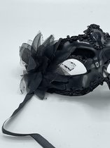 Power Escorts - Luxueuze Venetiaanse Masker - Zwart - met steentjes - handig verstelbaar - Fetish Power - Kinky Mask - Verpakt in Plastic zakje - BR205