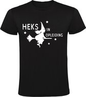 Heks in opleiding Heren t-shirt | magie | bezem | school | heks | heksen | opleiding | grappig | cadeau | Zwart