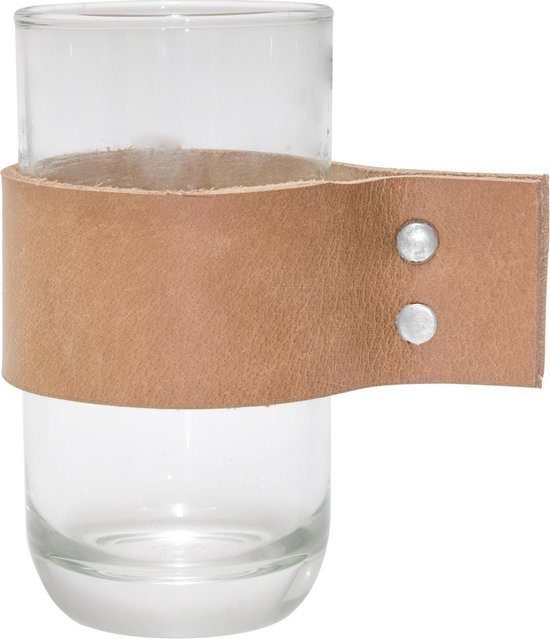Kleine glazen vaas met een brede bruine leren band, vastgezet met twee klinknagels.