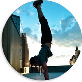 Dibond Wandcirkel - Handstand op Balkon - 80x80cm Foto op Aluminium Wandcirkel (met ophangsysteem)