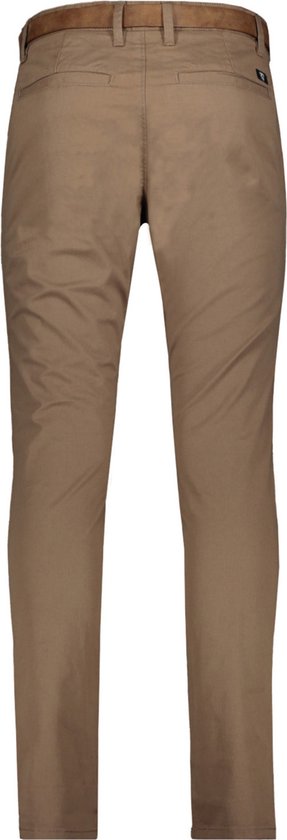 Achterkant van een bruine chino broek met bruine riem.