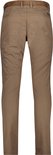Achterkant van een bruine chino broek met bruine riem.