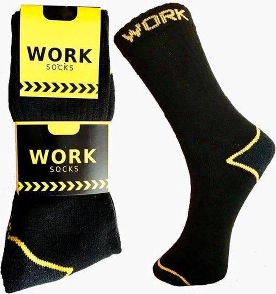 Zwarte werksok, met gele accenten aan de hiel en boord. "WORK SOCKS" op de verpakking.
