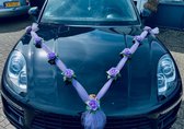 ALEXA Auto Versiering Bruiloft - Trouwauto Decoratie Wit Lint- Autodecoratie - Lila Rozen & Tule - Motorkap Versiering - Autobloemstuk Bruiloft - Bloemen op de Bruidsauto - Bloemen
