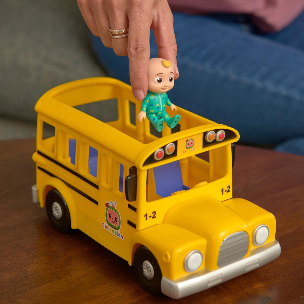 Cocomelon Feature Vehicle Yellow School Bus — afbeelding 5