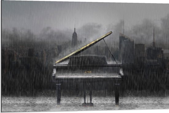 Dibond - Piano met Uitzicht op Gebouwen in de Regen (zwart/wit) - 90x60cm Foto op Aluminium (Wanddecoratie van metaal)