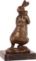 Een bronzen konijn met jong