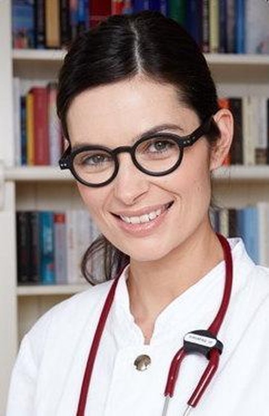 Femme aux cheveux tirés, blouse blanche de médecin, portant des lunettes rondes noires.
