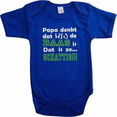 Blauwe romper met "Papa denkt dat hij de baas is. Dat is zo... Schattig!!!" - maat 80 - vader, vaderdag, babyshower, zwanger, cadeautje, kraamcadeau, grappig, geschenk, baby, tekst