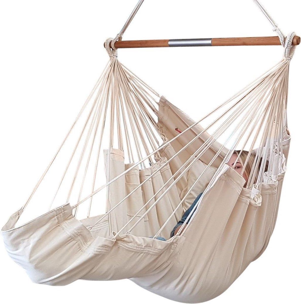 Hangstoel Lounger ecru gemaakt van 2 lagen stof met dikke kussens, hoog draagvermogen en opbergzakjes