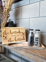 Decoratie-set houten dienblad (smal) / glazen fles met badzout en showergel / tekstbordje HOTTUB /moederdag / moederdag cadeautje / mama / verjaardag / cadeau / geschenkset