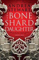 Boek 'The Bone Shard Daughter' van Andrea Stewart met een rode achtergrond en een sierlijke, grijze versiering aan de zijkanten en onderkant.