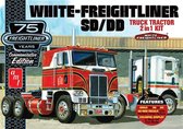 1:25 AMT 1046 White Freightliner 2-in-1 SD/DD Cabover Tractor Plastic Modelbouwpakket