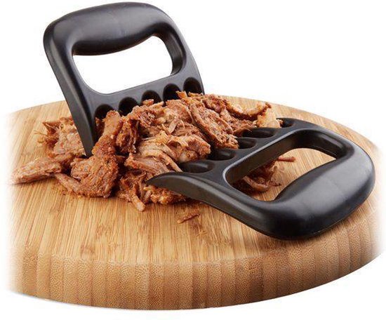 Zwarte vleesklauwen die pulled pork verdelen op een houten snijplank.