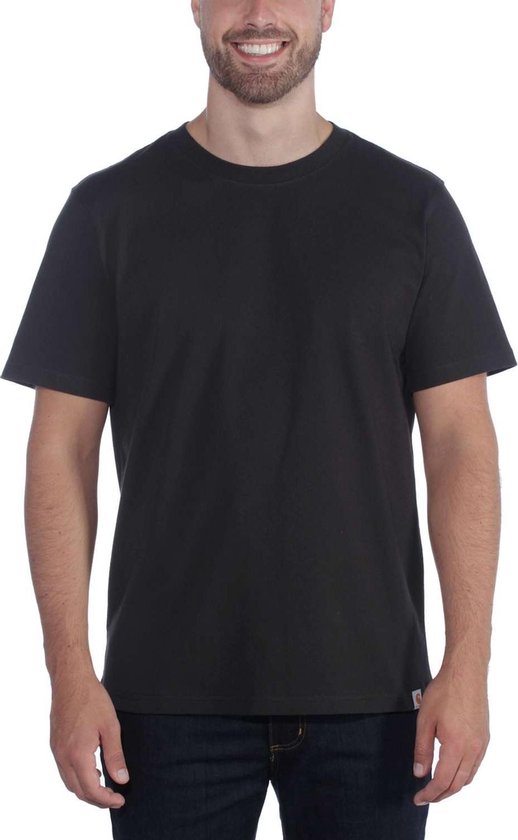 Man met zwart, korte mouwen T-shirt met ronde hals, glimlachend.