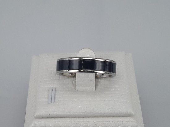 RVS ring Maat 23 uitgevoerd in zilver dunne randje aan beide kant en midden brede zwarte PVD coating. Deze ring is zowel geschikt voor dame of heer.