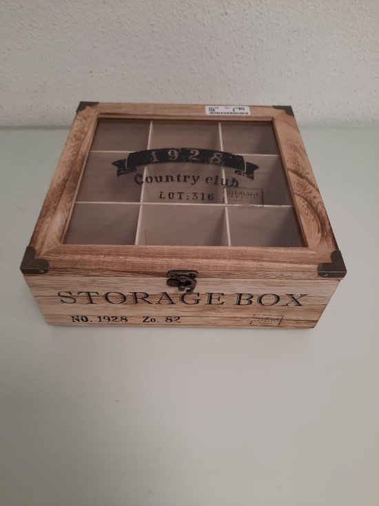 Gesloten houten theedoos met glazen deksel, metalen sluiting en 'STORAGE BOX' opdruk.