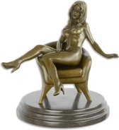 een bronzen beeld van een erotische vrouw