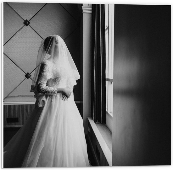 Forex - Bruid aan het Raam (zwart/wit) - 50x50cm Foto op Forex