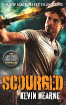 Boekomslag: De New York Times Bestseller Serie 'The Iron Druid Chronicles'. 'Scourged' door Kevin Hearne. Man met zwaard, getatoeëerde armen.