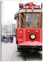 Dibond - Rode Tram in de Stad - 40x60cm Foto op Aluminium (Wanddecoratie van metaal)