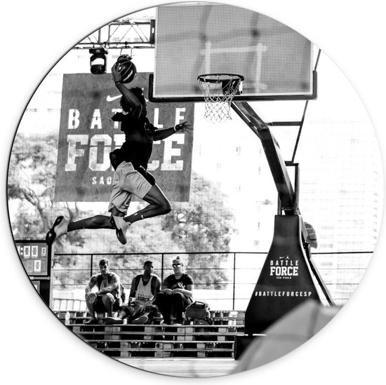 Dibond Wandcirkel - Zwart Wit Foto van Basketballer  - 70x70cm Foto op Aluminium Wandcirkel (met ophangsysteem)