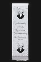 Albert Einstein - Wanddoek - Wandkleed - Wanddecoratie - Muurdecoratie - Meditatie - Spreuken - Filosofie - Spiritualiteit - Wit Doek - Zwarte Tekst - 122 x 35 cm.